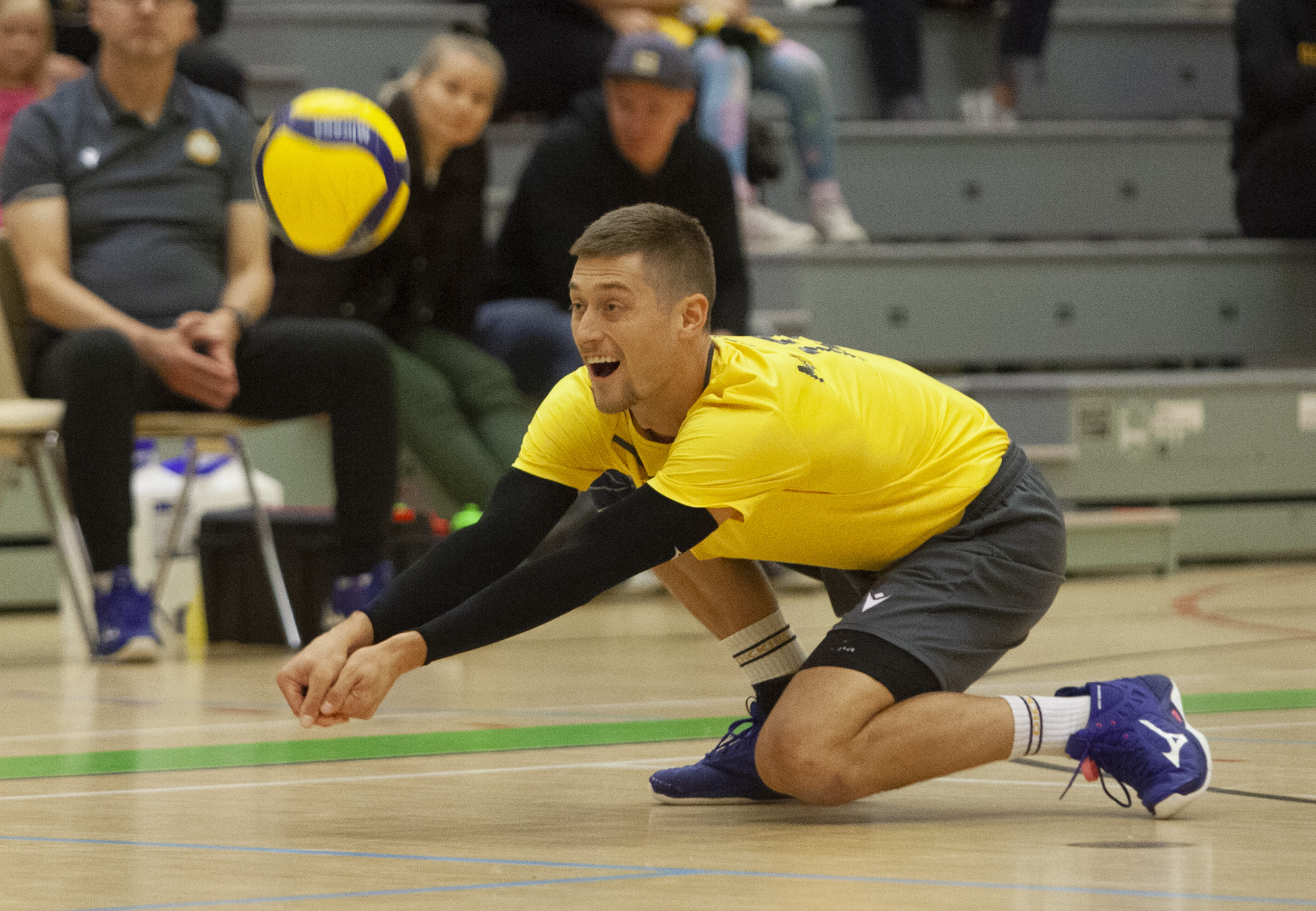 VAJAAMIEHINEN SAVO VOLLEY HARJOITTELI VOITON TIIKEREISTÄ