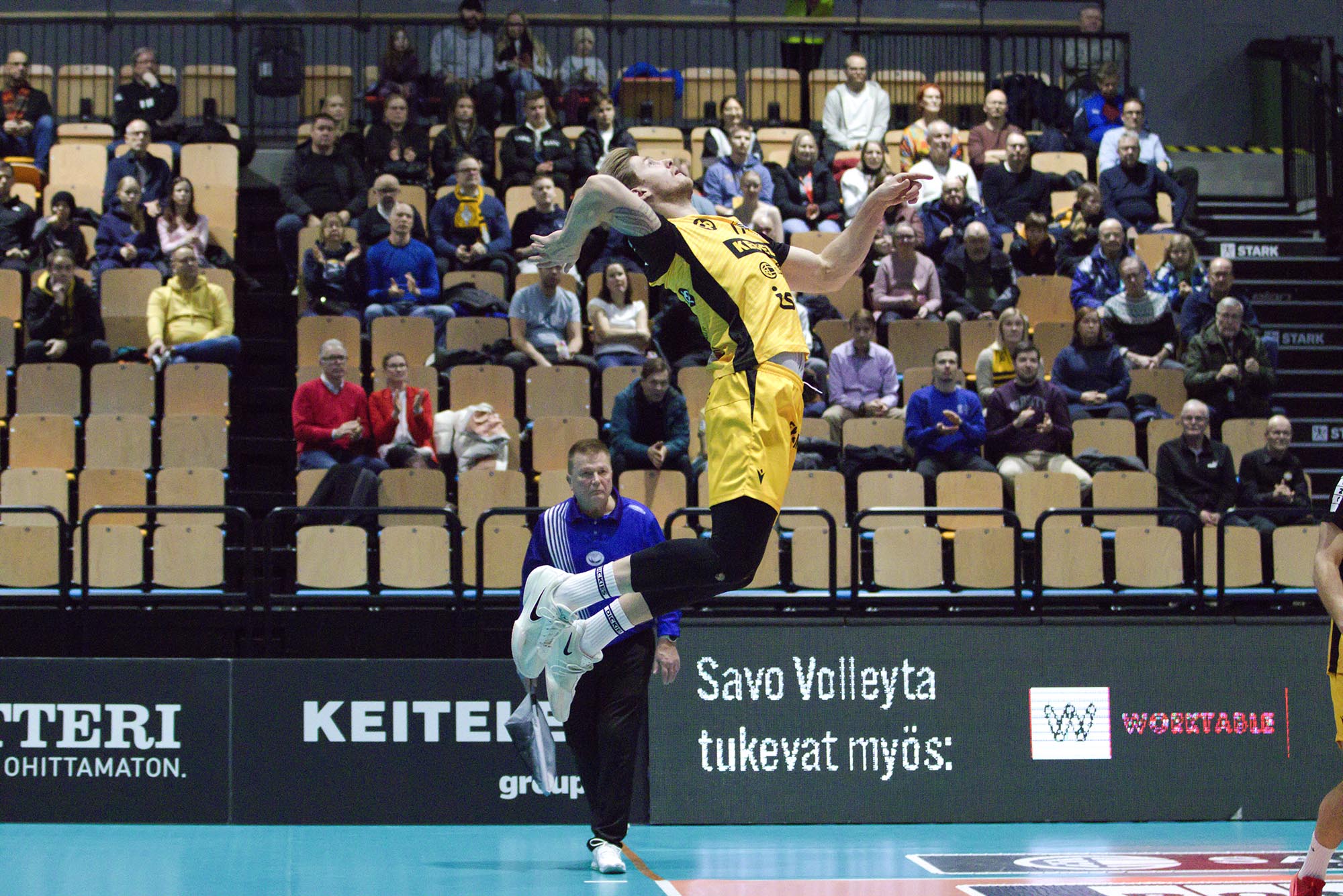 Tyrmäys kotisalissa